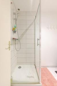 eine Dusche mit Glastür im Badezimmer in der Unterkunft T3 Les Anémones à 50m de la plage avec grande terrasse et grand jardin in Soorts-Hossegor