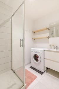 ein Badezimmer mit Waschmaschine und Waschbecken in der Unterkunft T3 Les Anémones à 50m de la plage avec grande terrasse et grand jardin in Soorts-Hossegor