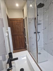 Koupelna v ubytování Gîte l'étable détente SALLE SPA EN SUPPLEMENT + 18 fotografií