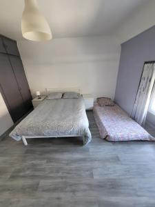 a bedroom with two beds in a room at La Maison Defanny - 1 in Muides-sur-Loire