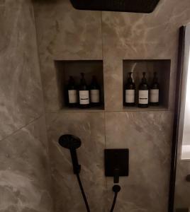 a bathroom with three bottles of wine on the wall at Apartment am Waldrand mit Einzelgarage, Nähe City, Messe & Flughafen in Leinfelden-Echterdingen +24 photos