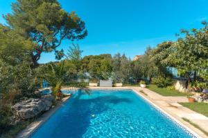 einen Pool in einem Garten mit Bäumen in der Unterkunft La Dolce Vita in Lambesc