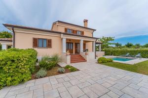 a house with a patio and a swimming pool at Nicole in Kanfanar (Haus für 4-6 Personen) in Kanfanar