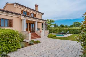 a house with a patio and a swimming pool at Nicole in Kanfanar (Haus für 4-6 Personen) in Kanfanar