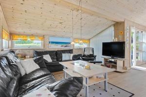una sala de estar con un sofá y una mesa en SB126-Sydals-Egemose-51, en Skovbyballe