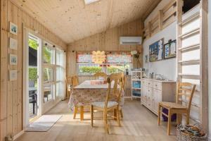 Un comedor con mesa y sillas en SB126-Sydals-Egemose-51, en Skovbyballe
