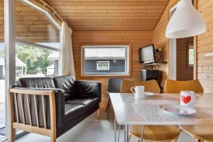 una sala de estar con un sofá y una mesa en 3715-Nexo-Klynevej-42, en Snogebæk