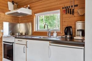 una cocina con fregadero y ventana en 3715-Nexo-Klynevej-42, en Snogebæk 10 fotos más