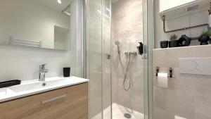 a bathroom with a shower and a sink at Le Doré Central WiFi in Thoissey