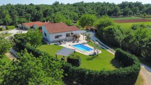 an aerial view of a house with a swimming pool at Bella Collina in Krajcar Brijeg - Haus für 4-5 Personen in Žminj