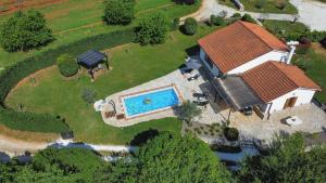 an overhead view of a house with a swimming pool at Bella Collina in Krajcar Brijeg - Haus für 4-5 Personen in Žminj