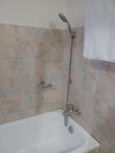 Afbeelding uit fotogalerij van Hotel la Renaissance in Dolisie