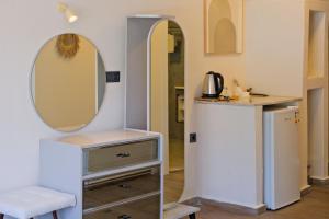 a dressing room with a mirror and a refrigerator at Tütsü Pension & Suites in Eskiömerler