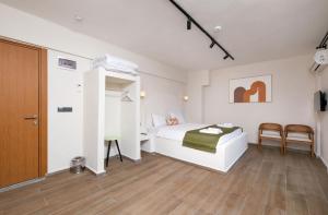 a bedroom with a bed and a table and chairs at Tütsü Pension & Suites in Eskiömerler