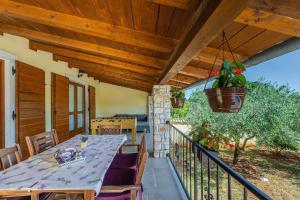 a porch with a table and chairs on a balcony at Villa Braidizza in Kavran - Haus für 7 Personen in Krnica