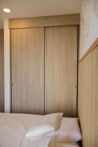 a bedroom with a bed with a wooden headboard at Modern apartment with direct ocean view in Simón Bolivar