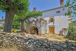 a stone wall in front of a house at Erika in Šumber (Haus für 4-6 Personen) in Nedeščina