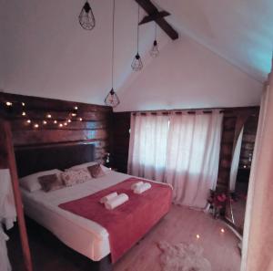 杜布罗夫尼克Casa33的一间设有一张大床的卧室,位于带灯光的房间