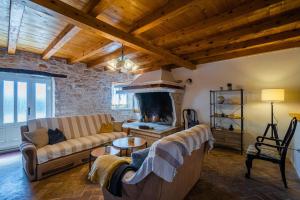 un salon avec un canapé et une cheminée dans l'établissement Kutić in Štokovci (Haus für 10-15 Personen), à Svetvinčenat