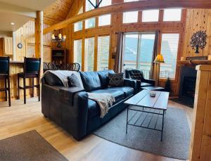 Χώρος καθιστικού στο Creekside Chalet With Private Hot Tub