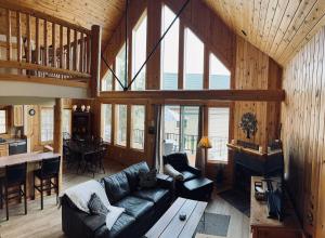 Χώρος καθιστικού στο Creekside Chalet With Private Hot Tub