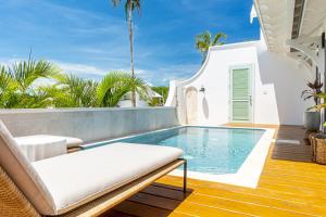 Cayo RomeroにあるThe Palms and The Pool Club at Mahogany Bayのプールと白い家のあるパティオ