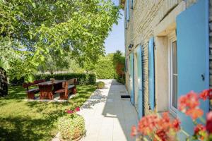 un patio avec une table et un banc à côté d'un bâtiment dans l'établissement Agricola in Sveti Kirin (Haus für 8 Personen), à Svetvinčenat