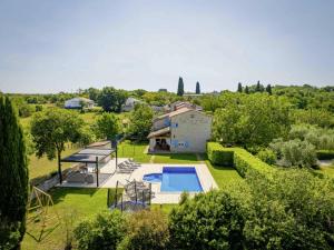 une vue aérienne d'une maison avec une piscine dans une cour dans l'établissement Agricola in Sveti Kirin (Haus für 8 Personen), à Svetvinčenat
