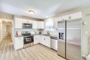 Φωτογραφία από το άλμπουμ του Family Cabin with Hot Tub Game Room Tobyhanna σε Pocono Country Place