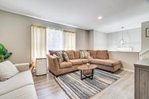 Φωτογραφία από το άλμπουμ του Family Cabin with Hot Tub Game Room Tobyhanna σε Pocono Country Place