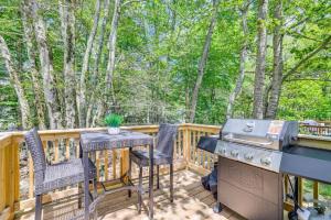 Fotografie z fotogalerie ubytování Family Cabin with Hot Tub Game Room Tobyhanna v destinaci Pocono Country Place