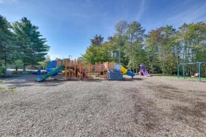 Herní místnost nebo prostor pro děti v ubytování Family Cabin with Hot Tub Game Room Tobyhanna