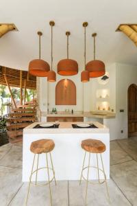 Η κουζίνα ή μικρή κουζίνα στο Ahura 1BR Romantic Villa, 5 Min Bingin Beach