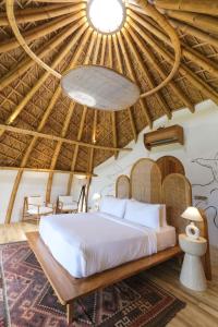 Ένα ή περισσότερα κρεβάτια σε δωμάτιο στο Ahura 1BR Romantic Villa, 5 Min Bingin Beach