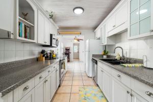 Köök või kööginurk majutusasutuses St Petes Beach House 3BR 2 5BA Sleeps 8 Pool Pickleball Games BBQ