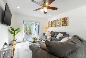 Istumisnurk majutusasutuses St Petes Beach House 3BR 2 5BA Sleeps 8 Pool Pickleball Games BBQ