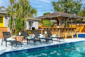 Bassein majutusasutuses St Petes Beach House 3BR 2 5BA Sleeps 8 Pool Pickleball Games BBQ või selle lähedal