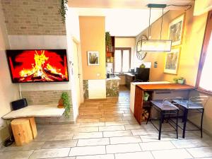 a living room with a fire on the wall at APPARTAMENTO CREMONA FIERA in Cremona