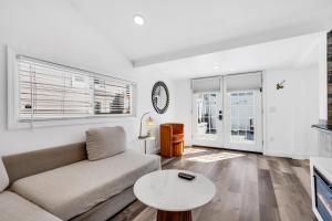 シーサイド・ハイツにある2BR Modern Coastal Home w Firepit Beach Passes Stylish Bayside Retreatのソファとテーブルのあるリビングルーム