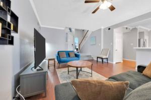 Et tv og/eller underholdning på Frisco Castle 3BR, Garage Parking, Gated Backyard