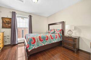 Una cama o camas en una habitación de Calgary - By Mountains and Ski