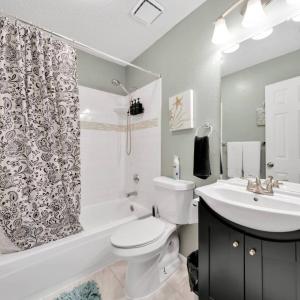 Et badeværelse på Frisco Castle 3BR, Garage Parking, Gated Backyard + 82 billeder