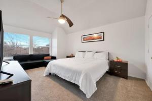 En eller flere senge i et værelse på Frisco Castle 3BR, Garage Parking, Gated Backyard