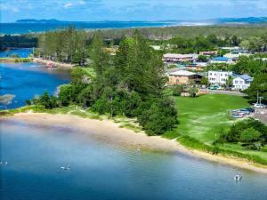 een luchtfoto van een strand met boten in het water bij Sandy Bottoms in Brunswick Heads