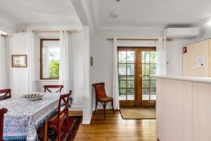 een keuken en eetkamer met een tafel en stoelen bij Sandy Bottoms in Brunswick Heads