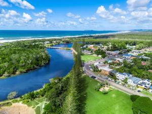 - une vue aérienne sur une ville à côté de l'océan dans l'établissement Lil Nauti, à Brunswick Heads