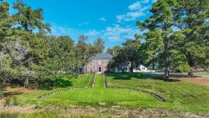 Zahrada ubytování Vaux Hall Manor - 5BR Historic Farmhouse on Bay