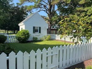 Zahrada ubytování Vaux Hall Manor - 5BR Historic Farmhouse on Bay