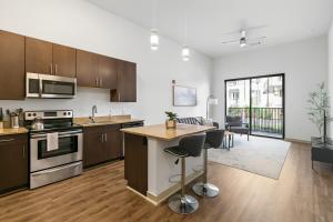 Dapur atau dapur kecil di Urban 1BR Apartment Prime Location