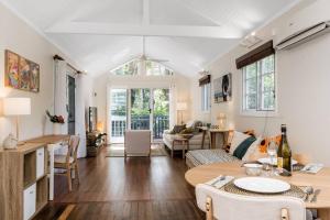 un soggiorno con un tavolo e un divano di Broadviews Secret Hideaway a Brunswick Heads Altre 29 foto